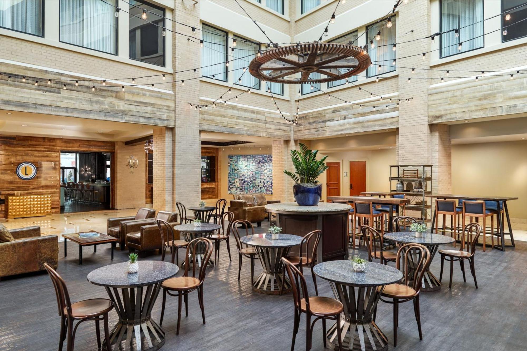 Renaissance New Orleans Arts Warehouse District Hotel Exterior photo